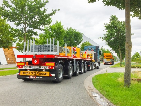 Ballast flatbed trailers type MAX410 are used to transport crane components and crane counterweights