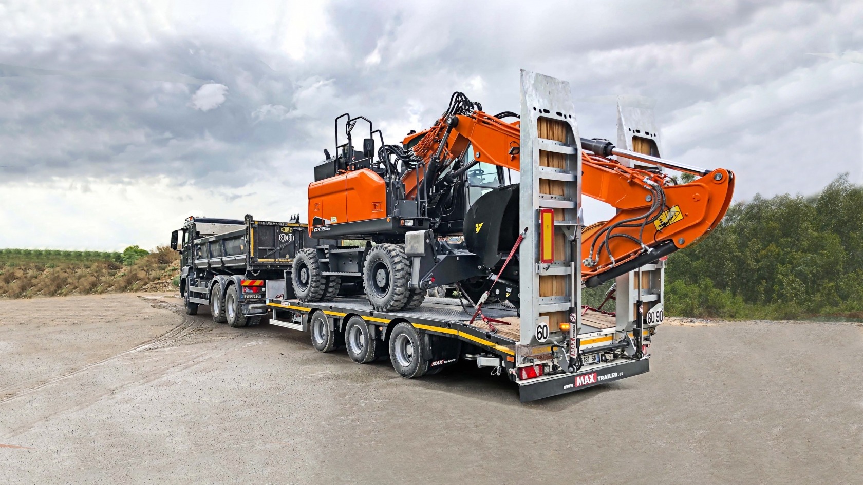 Trailer MAX300 carrying an excavator