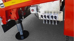 Hydraulic landing gears at the rear under the loading platform enable increased loading stability.