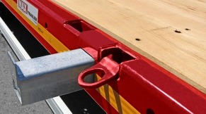 Galvanised outriggers are extendable up to ca. 230 mm per side. Hardwood timber for the outriggers.