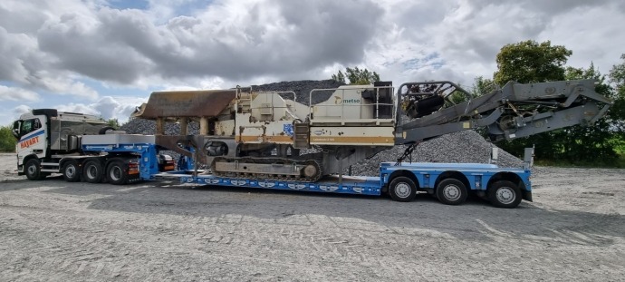 It is a 3-axle version to move construction machinery as this mobile crusher.