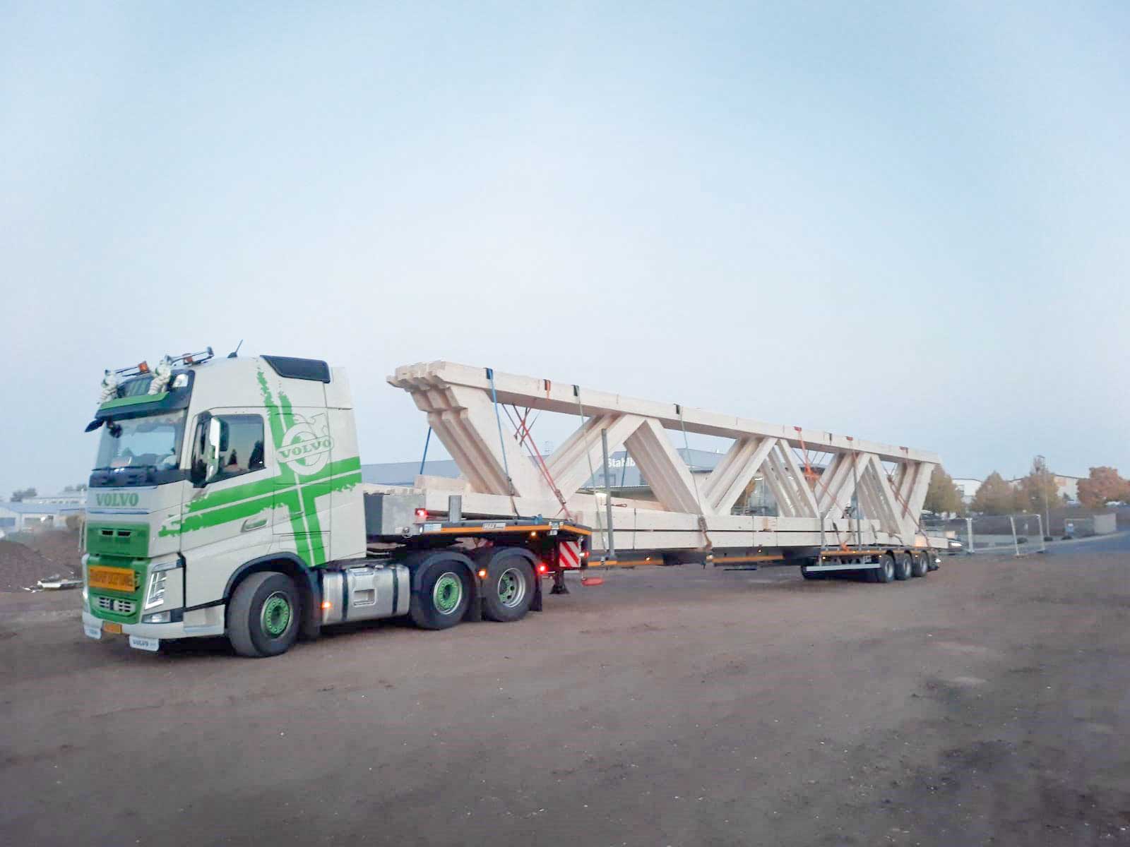 Semi-trailers by MAX Trailer are real allrounder for construction task, agricultural machinery, industrial goods or many other freights.