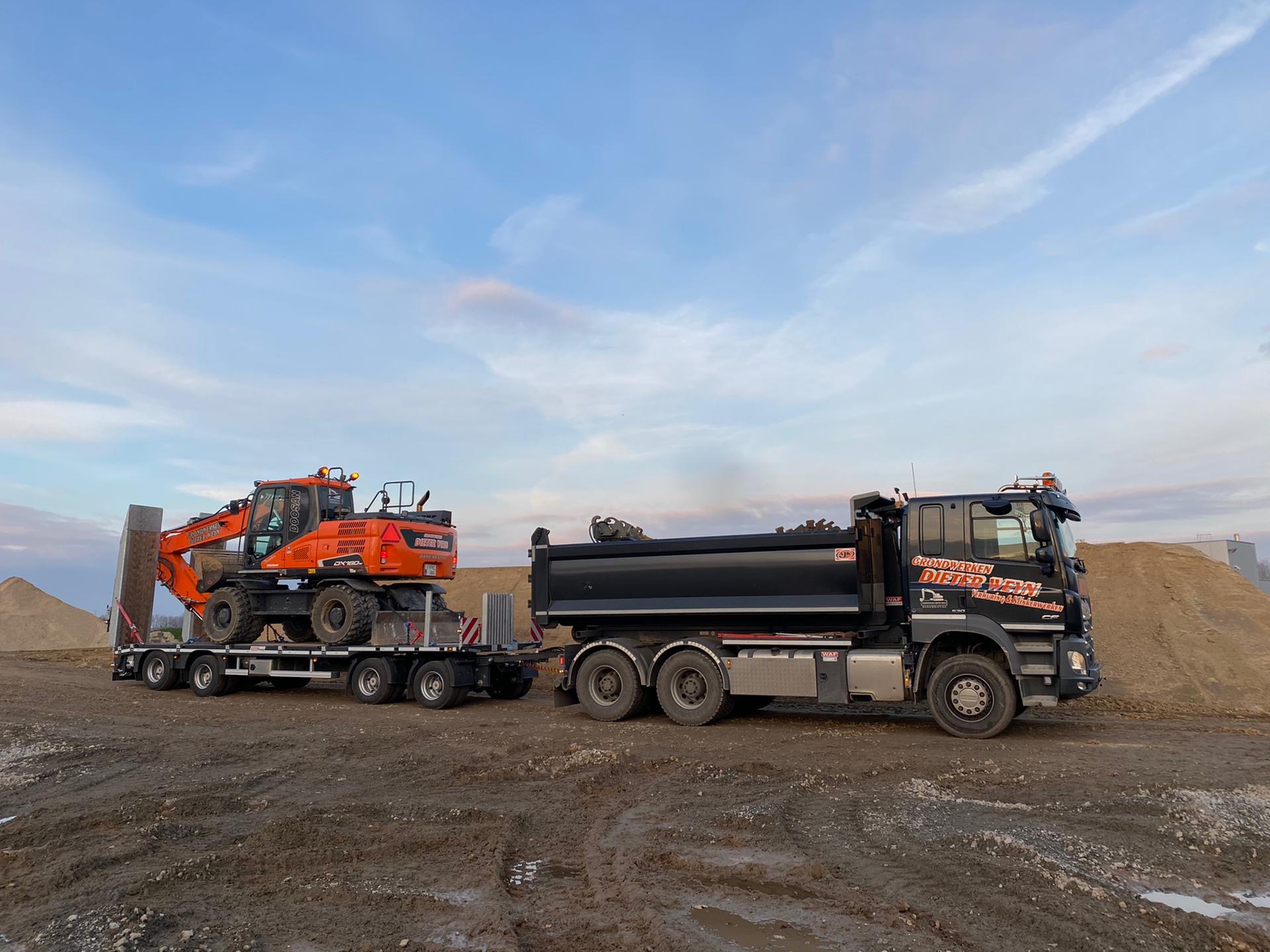 Towed turntable trailers MAX600 by MAX Trailer work on each construction site.