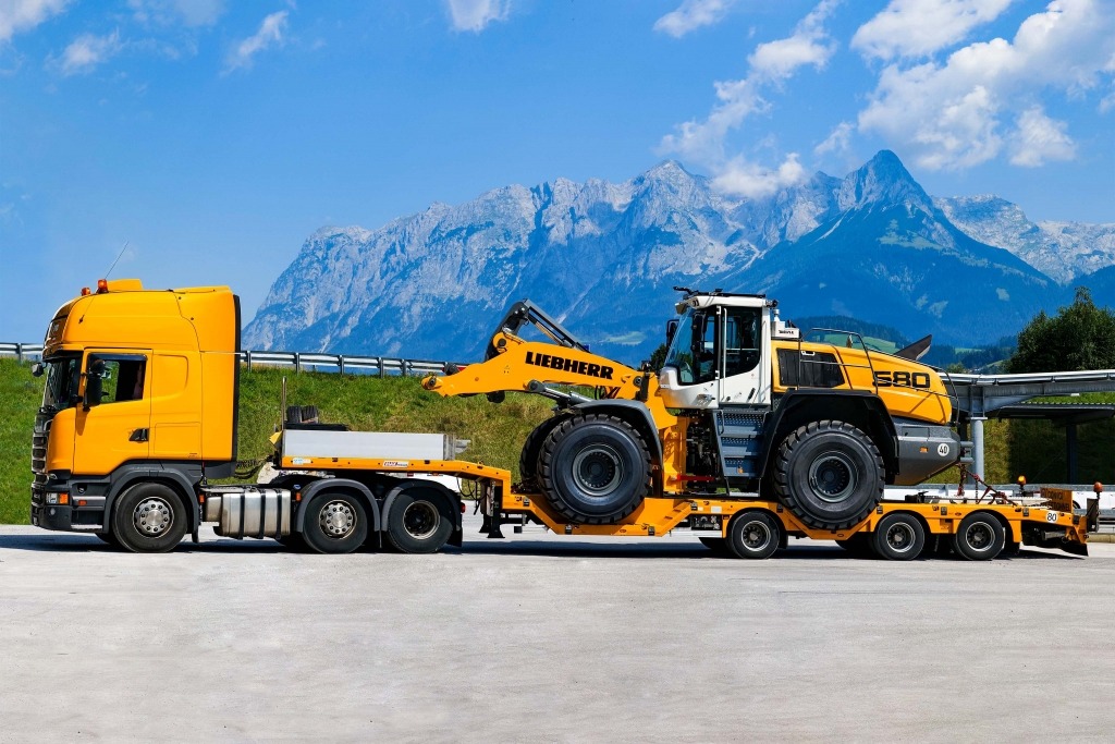 The MAX100 low loader with wheel recesses for a successful dumper transports.