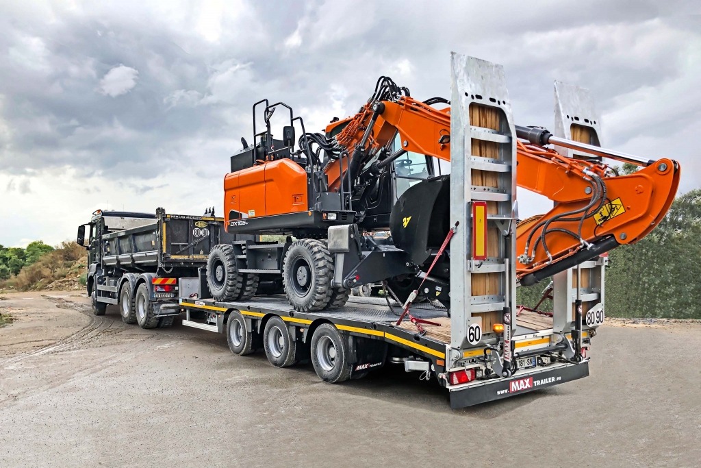 A must on each construction site! The towed trailer MAX300 with ramps.