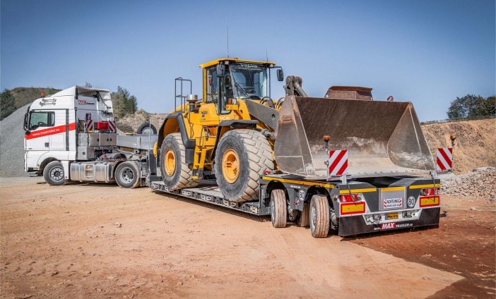 MAX510 low bed trailer with pendle-axles are easy to handle on the construction site.