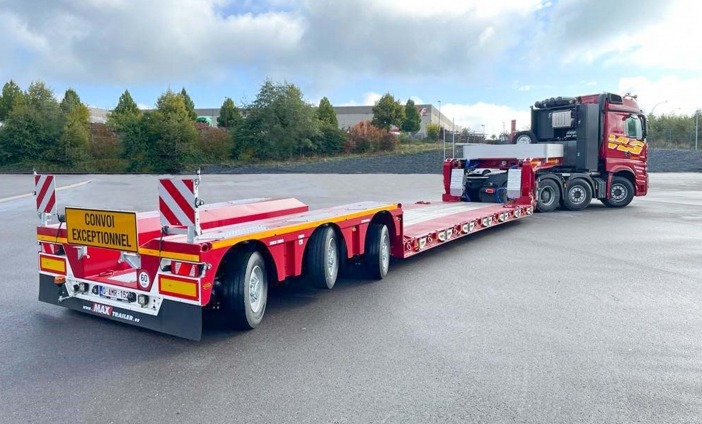 The lowbed with pendle-axles counts on a 600 mm a stroke to overpass obstacles.