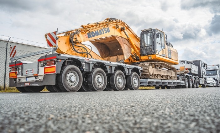 MAX710 lowbed trailer as 2+4 with excavator bridge