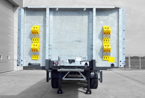 The front wall of the vehicle, which is certified to Code-XL, can withstand a load of 20,000 daN.