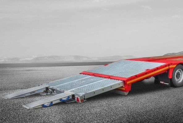 An integrated flip-tail ramp gives you more options for the rear loading process of different machines with tires.