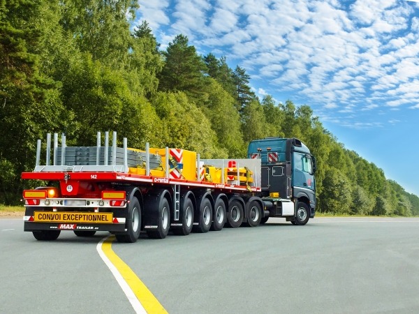 Ballast flatbed trailers type MAX410 are used to transport crane components and crane counterweights