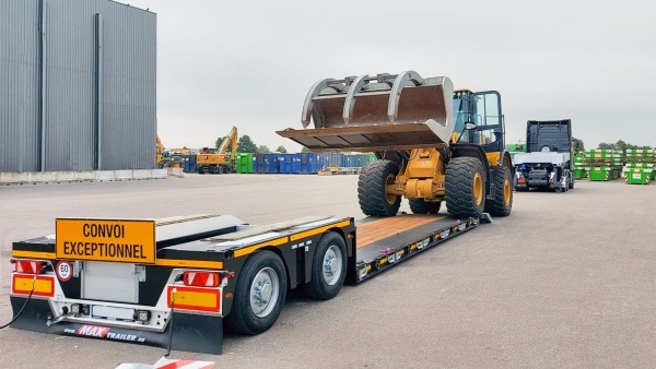 Lowbed trailer MAX510 suits to move higher loads in an height-optimized way.