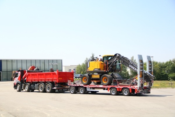 Towed turntable trailers MAX600 by MAX Trailer work on each construction site.