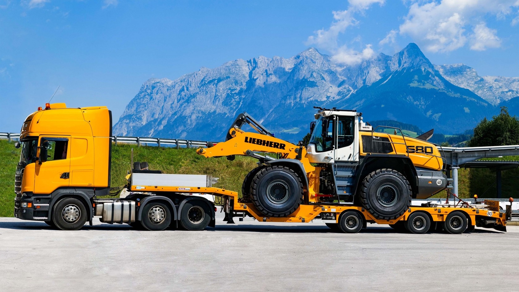 The MAX100 low loader with wheel recesses for a successful dumper transports.