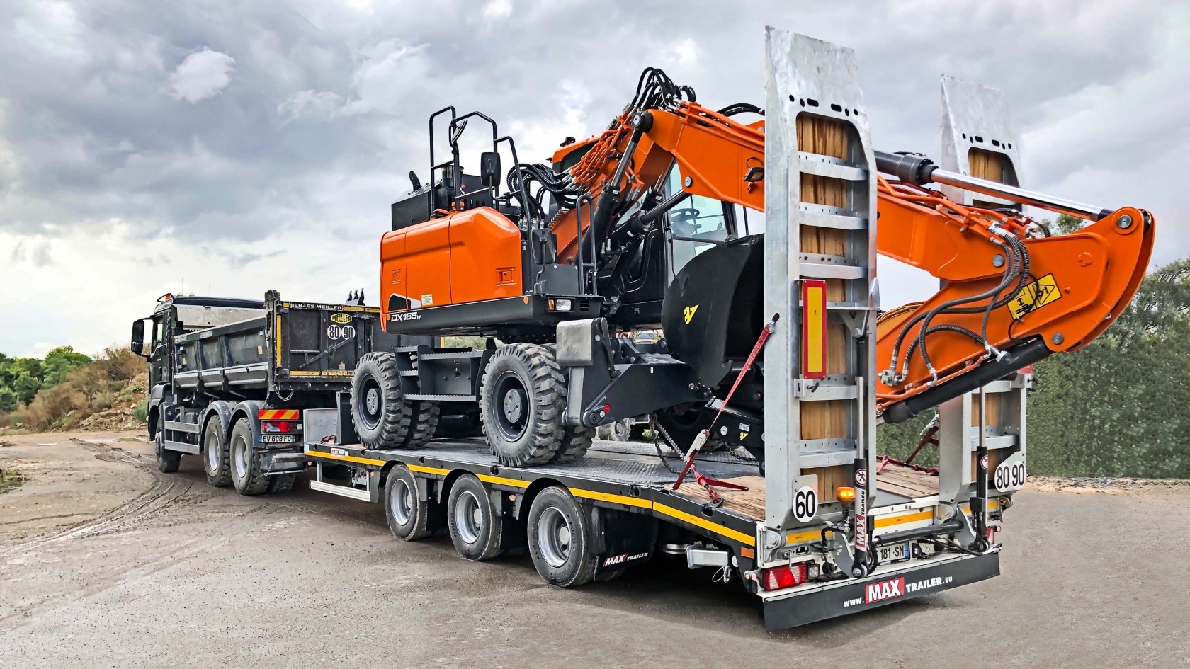 A must on each construction site! The towed trailer MAX300 with ramps. 