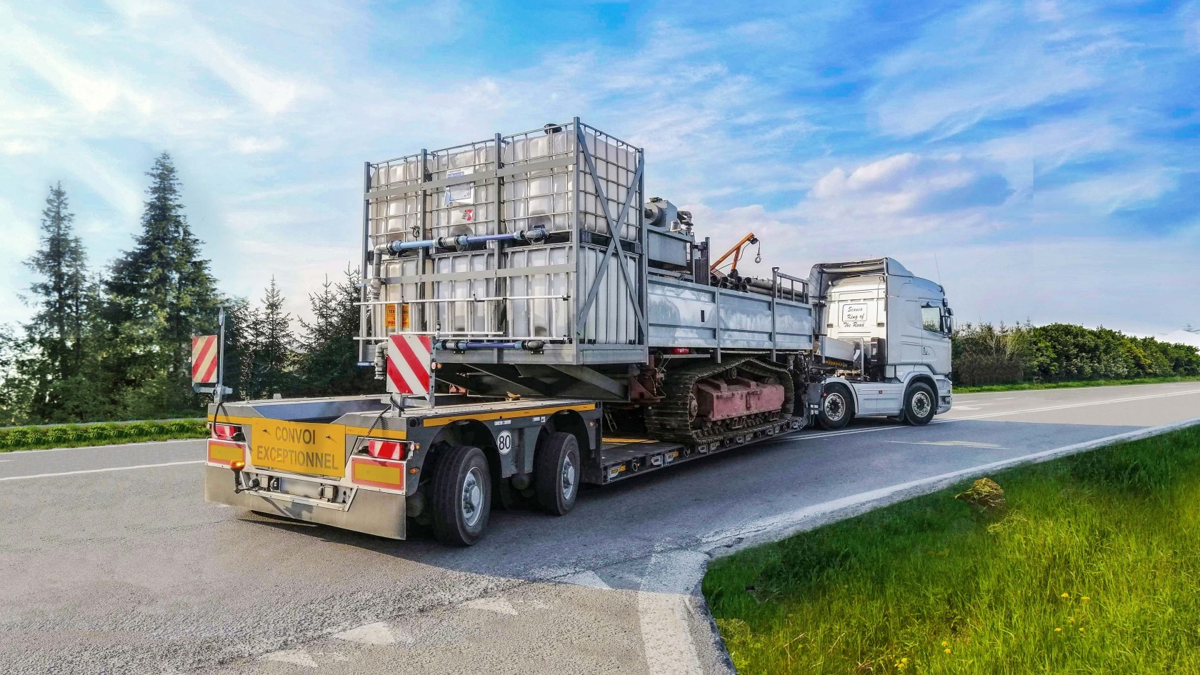 Using lowbed by MAX Trailer allows to move higher loads.
