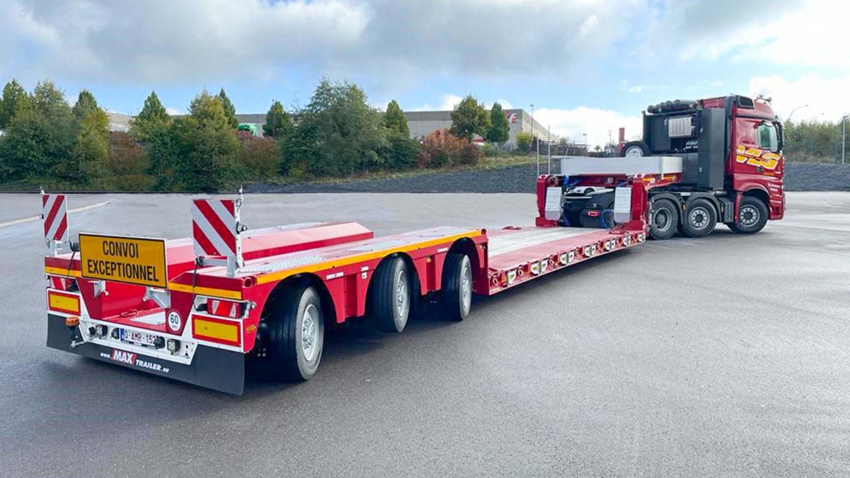 The lowbed with pendle-axles counts on a 600 mm a stroke to overpass obstacles.