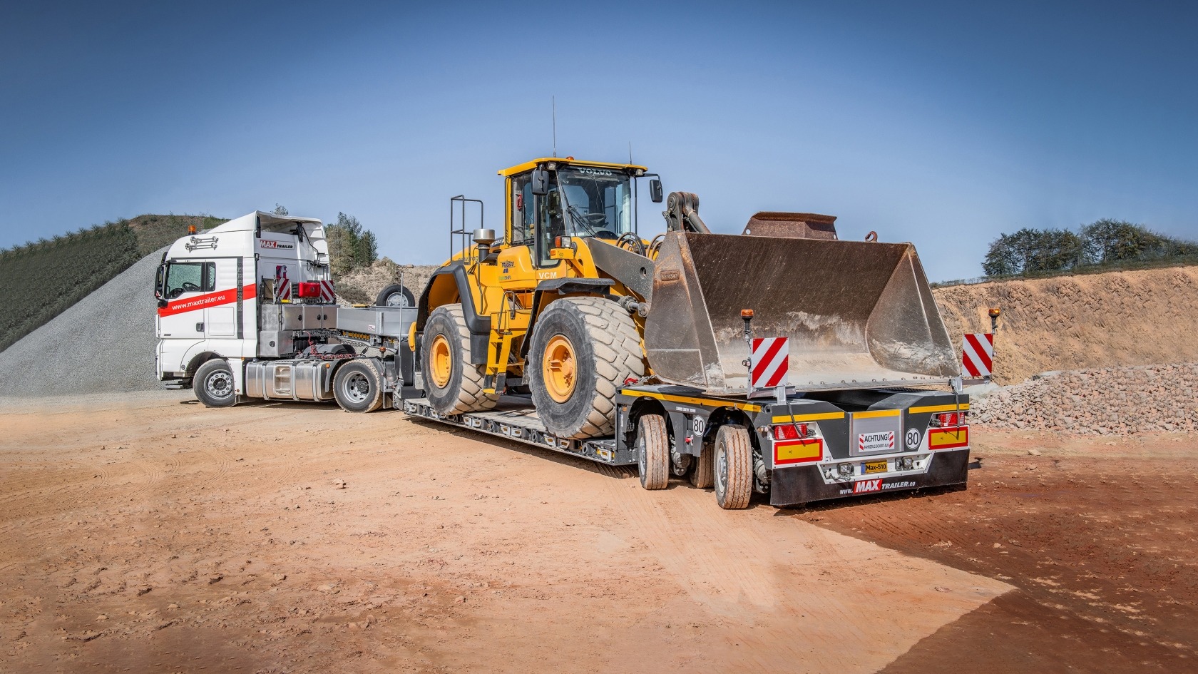 MAX510 Lowbed carrying a loader