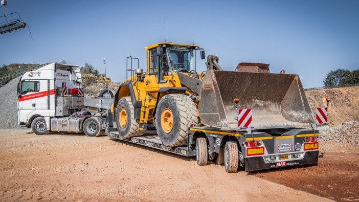 The MAX510 lowbed proves to be the suitable transport tool when every millimetre counts. You can also equip your vehicle with pendle-axles. 