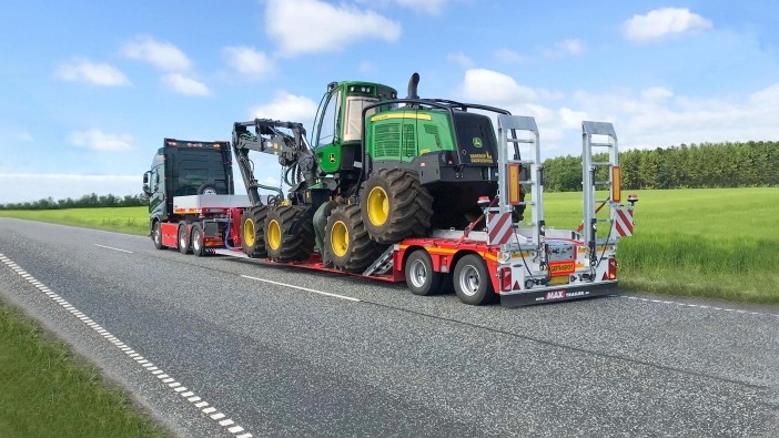 Transport of forestry machines on a lowbed MAX Trailer 