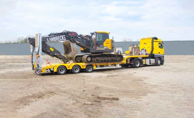 A MAX110 semi low loader for different construction tasks