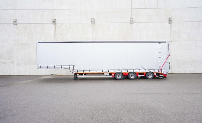 The MAX100 semi-trailer with curtain