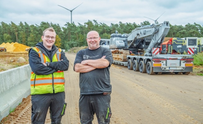 Reiner Elferink und Sohn Justin vor dem MAX710 Tieflader