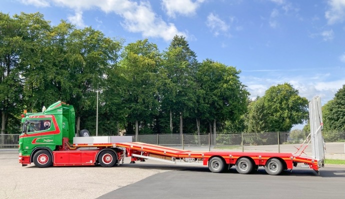 The liftable loading floor enables an access onto the gooseneck of the low loader.