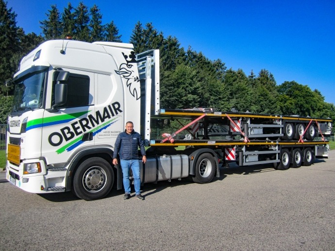 Obermair and its flatbed trailer MAX200