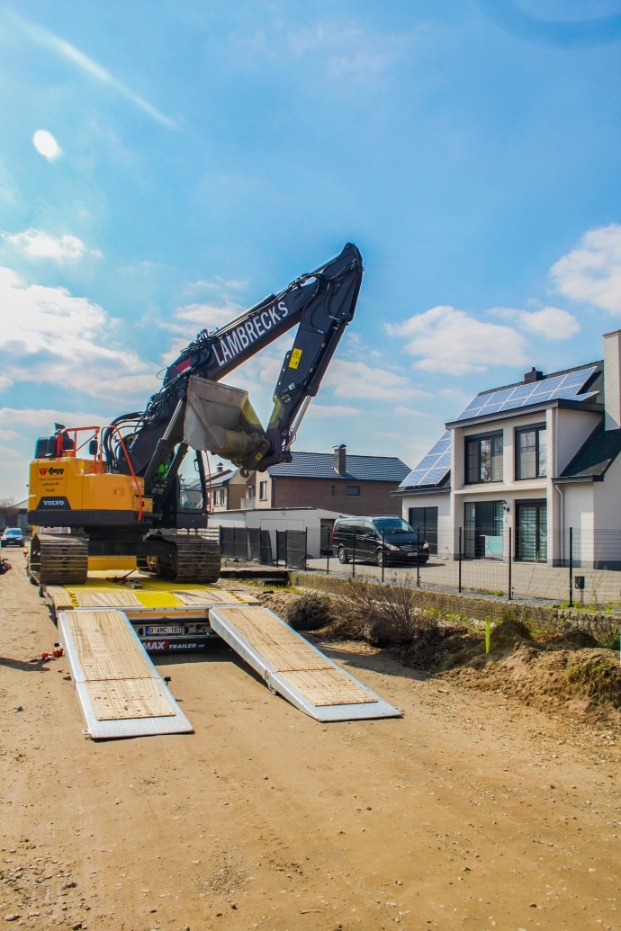 With the excavator on the loading platform, Joris Verstappen continues towards Balen.