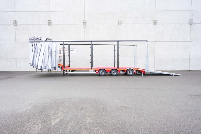 The MAX100 semi-trailer with curtain to protect the load