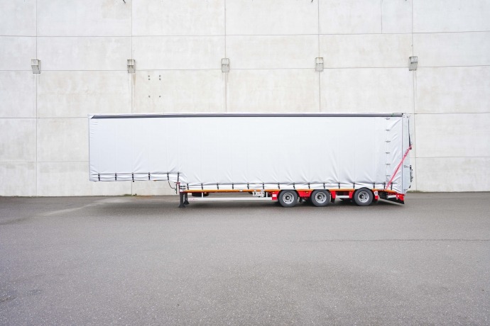 The MAX100 semi-trailer with curtain