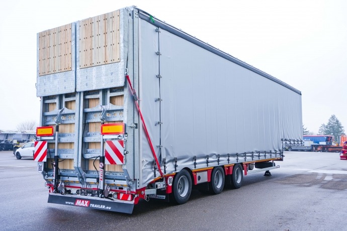 The MAX100 semi-trailer with curtain to protect the load