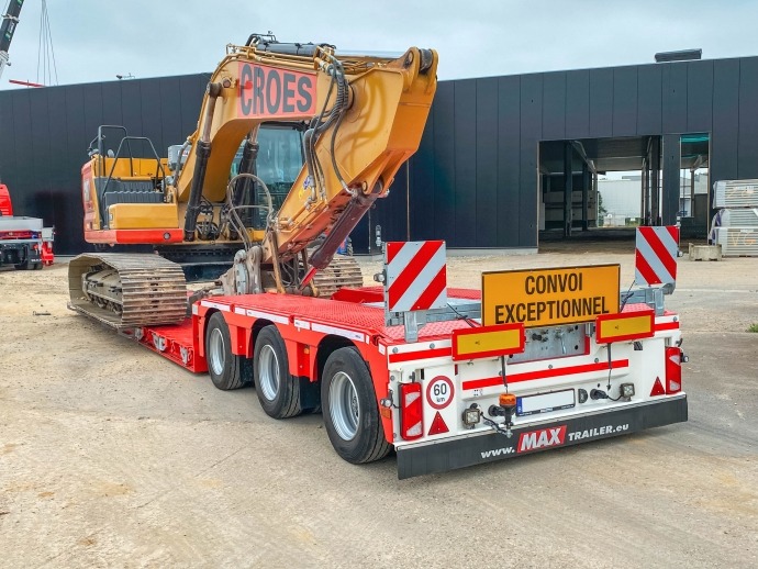 A MAX510 lowbed with an excavator