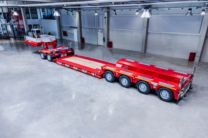 MAX710 lowbed trailer as 2+4 with outer beams deck