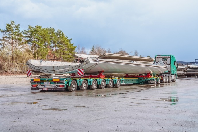 MAX810 semi-trailer as 2+6 axle version